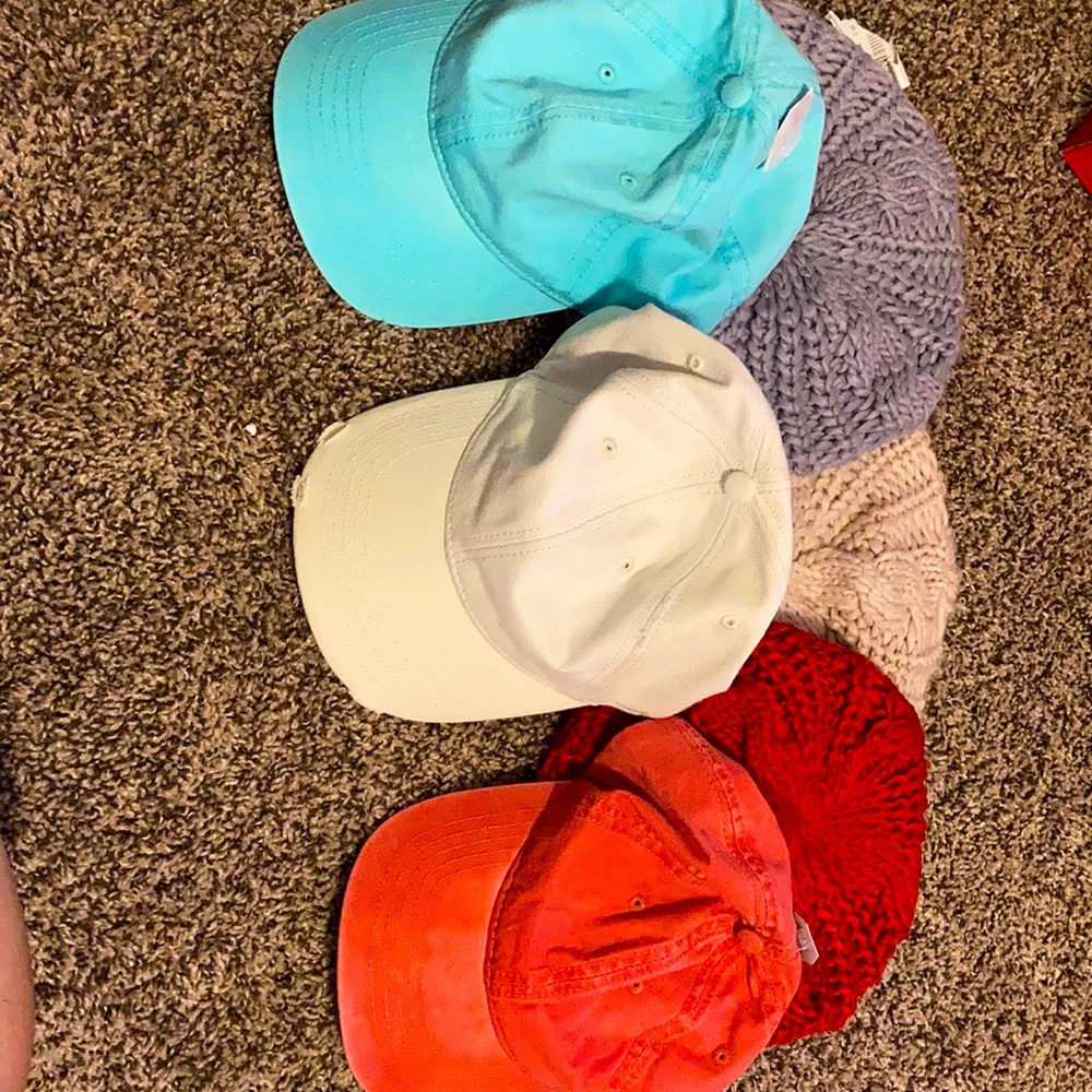 Lot of six hats 3 berets and 3 baseball hats